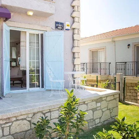 Peaceful House With A Lovely Backyard In Cesme Vakantiehuis Alaçatı